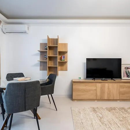 Апартаменти Spacious 1007 *