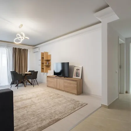 Апартаменти Spacious 1007 *